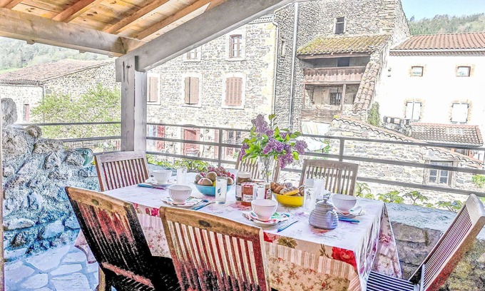 Blassac Maison | Belle maison de vacances privée pour 6 personnes avec WIFI, TV, terrasse et animaux admis