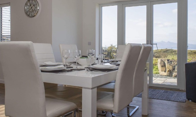 Tarskavaig Maison | Wonderful private villa for 6 people with TV, panoramic view and parking