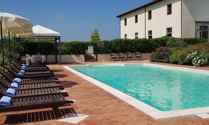 Le Piazze Villa | Maison de vacances privée avec sauna, climatisation, WIFI, bain à remous, piscine, TV, patio