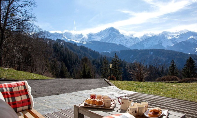 Chesieres Maison | Belle maison de vacances privée pour 8 personnes avec bain à remous, WIFI, TV, balcon et parking
