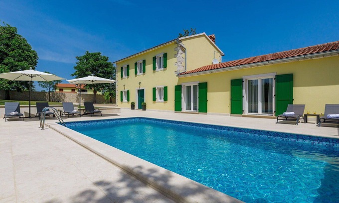 Kringa Maison | Magnifique maison de vacances privée avec WIFI, piscine privée, climatisation, TV et terrasse