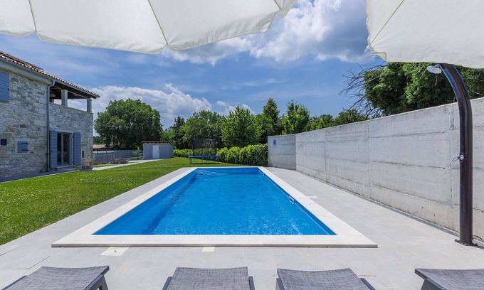 Groznjan Maison | Maison de vacances privée avec bain à remous, WIFI, piscine privée, climatisation, TV, terrasse