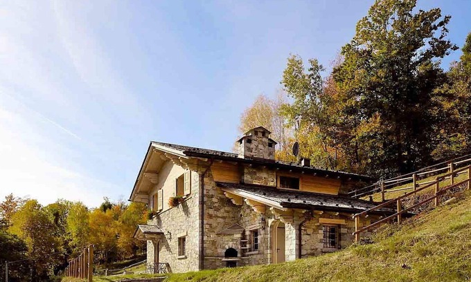 Grosotto Maison | Belle maison de vacances privée avec WIFI, TV, balcon, animaux admis et parking