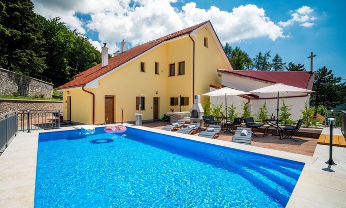 Senj Maison | Maison de vacances privée avec piscine privée, WIFI, TV, terrasse, animaux admis, parking