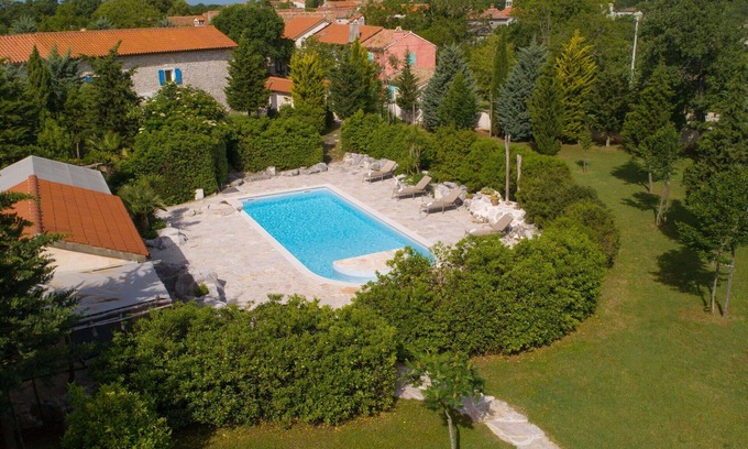 Sajini Villa | Belle maison de vacances privée avec piscine privée, climatisation, WIFI, TV, terrasse, parking