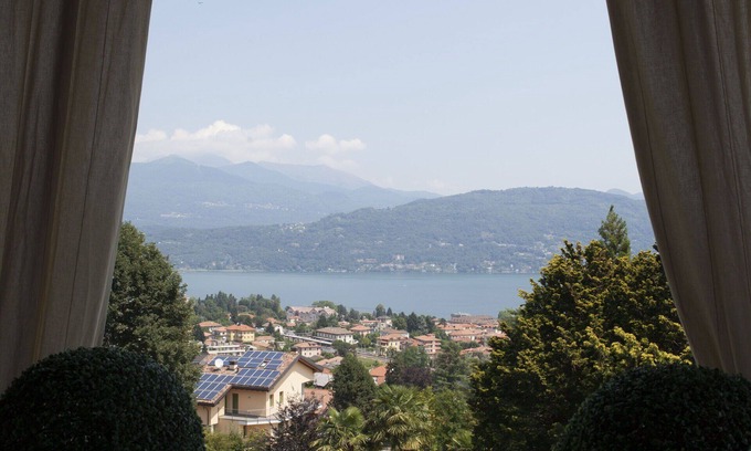Baveno Villa | Maison de vacances privée avec bain à remous, climatisation, sauna, WIFI, piscine, TV, patio
