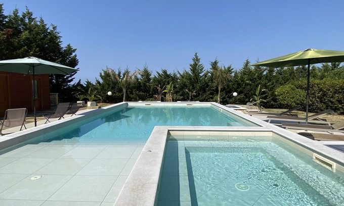Cecina Maison | Maison de vacances privée avec piscine privée, climatisation, bain à remous, WIFI, TV, patio