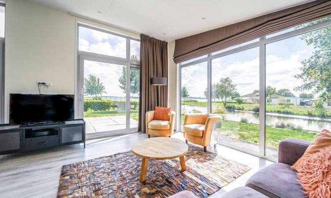 Dordtse Biesbosch Maison | Wonderful private villa for 4 people with pool, WIFI, TV, terrace and parking