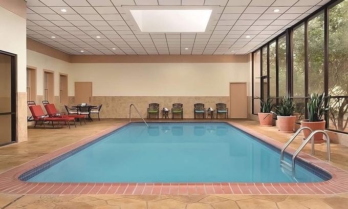 Fort Worth Hôtel | Wonderful Stay! Four Great Units, Indoor Pool, Free Parking, On-Site Restaurant
