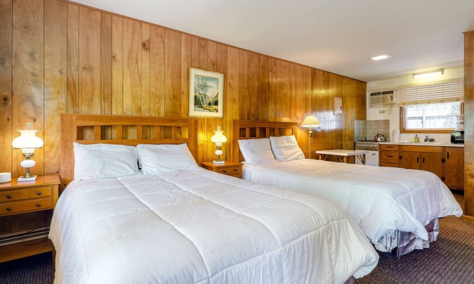 Alton Bay Maison | Wonderful studio steps from the bay w/free WiFi, kitchenette, great water views