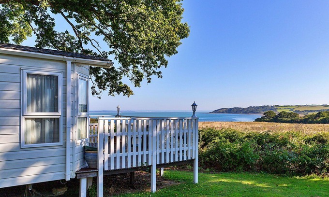 Cowes Maison | Wonderful villa for 4 guests with pool, WIFI, TV and terrace