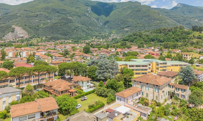 Pedona Maison | Agréable appartement avec WIFI, piscine privée, TV et animaux admis, près de Viareggio