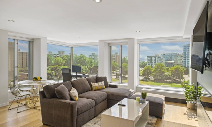 Capitol Hill Appartement | Wonderful Waterfront Apt for 5! Pkg & City Views