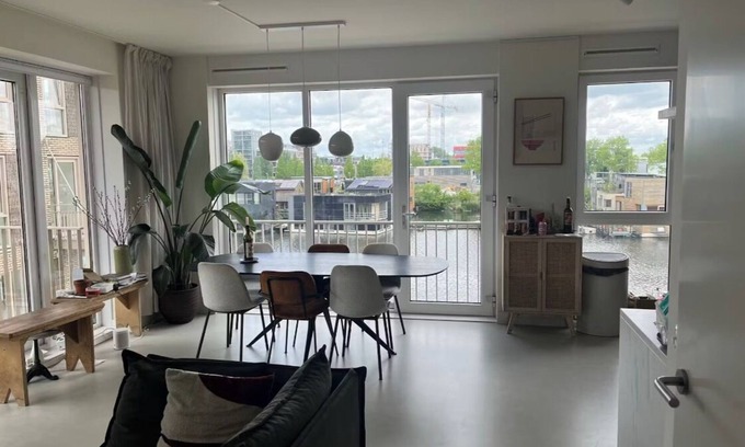 Amsterdam North Maison | Woning in Amsterdam aan het Water met 10 Minuten Lopen Naar het Centrum