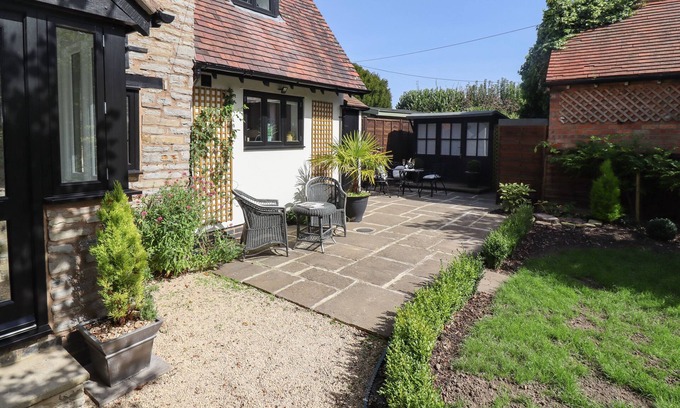 Pitchcombe Cottage | WOODBINE COTTAGE, pet friendly, with open fire in Bidford-On-Avon