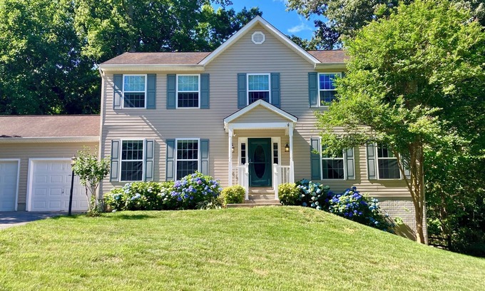 Bennsville Maison | Wooded Hillside Retreat in Waldorf, MD - Top 10% and Guest favorite elsewhere