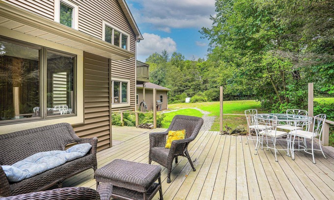 Edinboro Maison | Wooded Retreat on 5 Acres: 6 Mi to Edinboro Lake!
