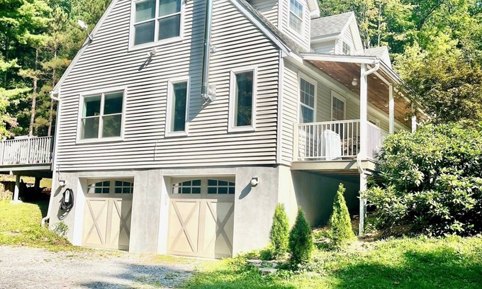 Ithaca Maison | Wooded Retreat on 5 acres close to Cornell & Ithaca College