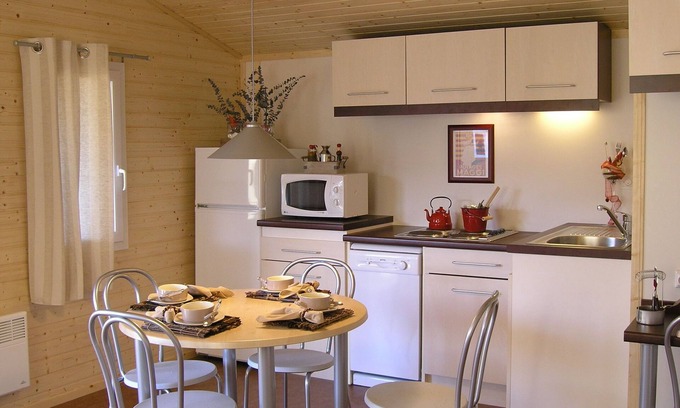 Beynat Chalet De Ski | Chalet en bois avec terrasse couverte, au bord d'un lac