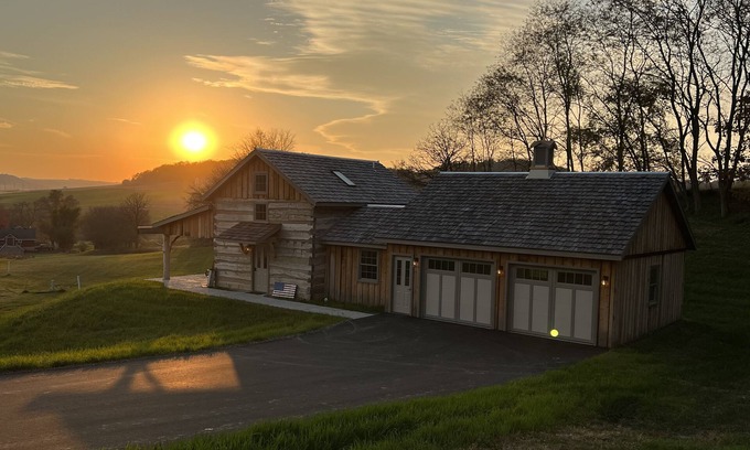 Saint Donatus Cabine | Wooden Head Cabin Early1800's Log Cabin with a View and Modern Amenities