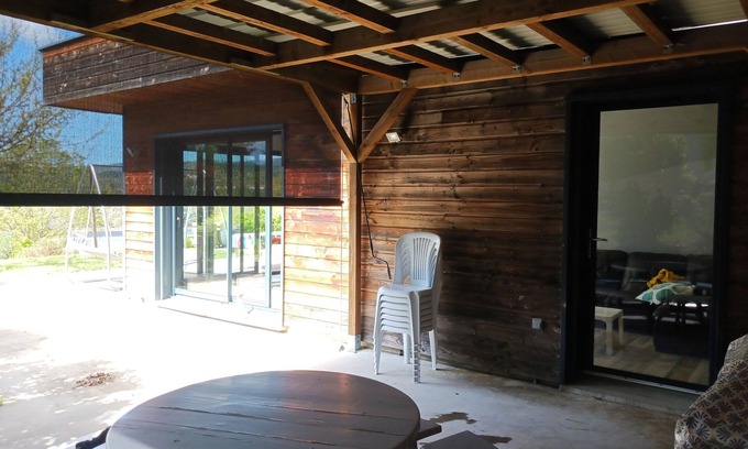 Bas-en-Basset Maison | Wooden house on the edge of the Loire, very quiet, swimming pool, pet allowed.