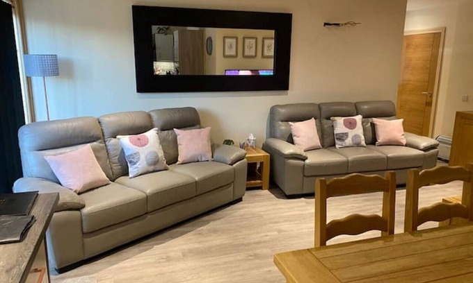 Dumfries Cabine | Woodend lodge with 6 seater private hottub