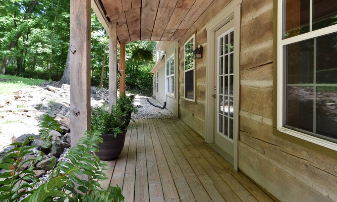 Koleen Cabine | Woodland Cabin in Bloomfield on Deer Lake -perfect getaway