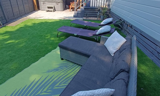 Fangfoss Cabine | Woodland Lodge A Beautiful 2 Bedroom Lodge ,hot tub ,garden Area ,pet Friendly