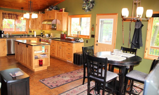 Markville Cabine | Woodland Trails Cabin on 130 acres with wildlife and miles of private trails