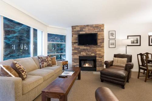 Upper Village Maison | Woodrun Lodge 414 | Cozy Ski-In Ski-Out Condo w/Shared Hot Tub, Pool, Fireplace, & Parking