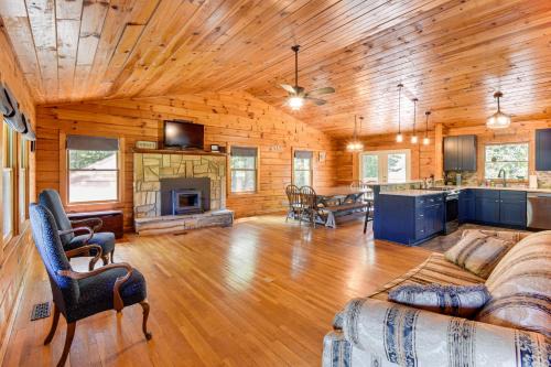Toccoa Maison | Woodsy Hideaway 8 Mi to Henderson Falls Park!