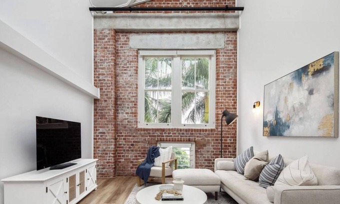 Bulimba Appartement | Woolstore Style! ~ 2Bed/2Bath/1Car ~ Teneriffe
