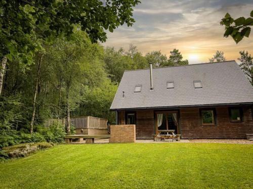 Farley Maison | Wootton, woodland lodge with hot tub for 8