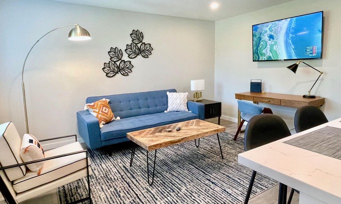 Walnut Creek Appartement | Work Here Walk+Shop+Dine Downtown King Bed Remodeled Kitchen Top Floor