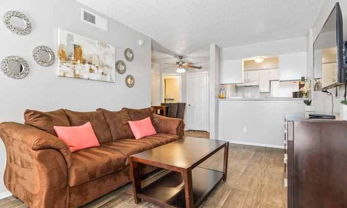 Park Central Appartement | WORK REMOTELY IN URBAN DFW!