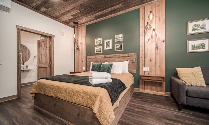 Prescott Hôtel | King Bed | Walk Everywhere | Fireplace