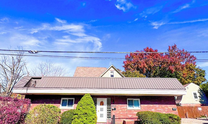 Butler Maison | Work. Wander. Welcome. Furnished 30+ Night Stay in the Heart of Downtown Butler