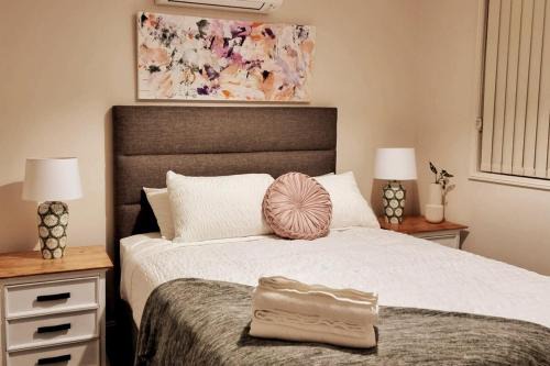 Worrigee Maison | Worrigee House 3 mins walk to shops with Free Parking, Wi-Fi, AC