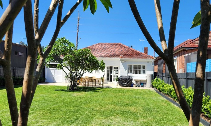 Freshwater Maison | WOW House, King Beds, Huge Yard, New Reno, Close to Beaches, Transport, Parks