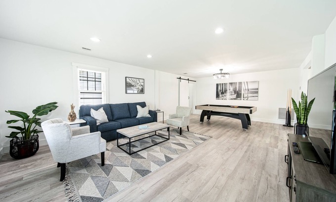 Monmouth Beach Maison | WOW! New 4bd Beach Chic, Xlnt Location! Walk2Town, Beach, Restaurants & Marina!!