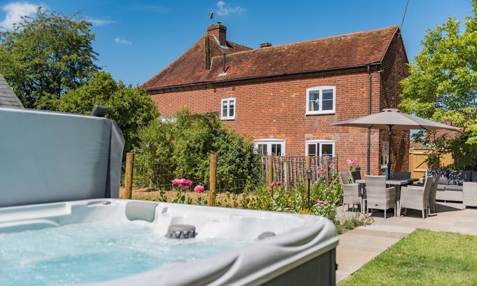 Dargate Maison | Wow, wow! Amazing immaculate period house and hot tub by Bloom Stays - discounts available
