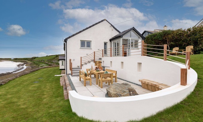 Malltraeth Maison | Y Cei - Newly renovated beach front holiday home