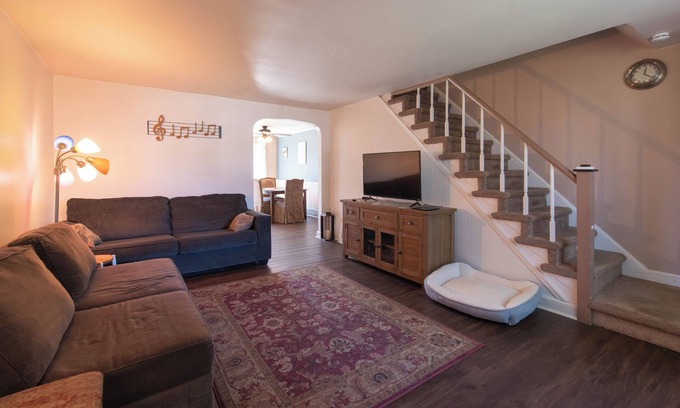Primos Secane Maison | Yard, Deck, Game Room, Library & Pet Friendly! - 3 bedrooms available