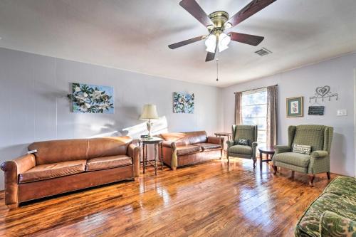 Temple Maison | Yard with BBQ Pit Getaway Near Dtwn Temple!