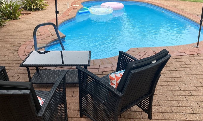 Central Murray Maison | Yarrawonga magic 300 metres from lake, private pool
