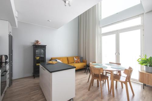 Downtown Kuopio Appartement | Ydinkeskustassa saunallinen huoneisto kahdessa tasossa