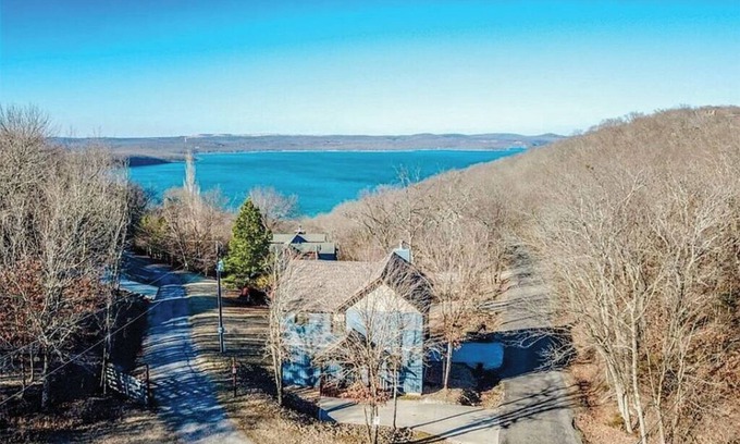 Vian Maison | Year-around Lake Views, 1 mile to Ramp .