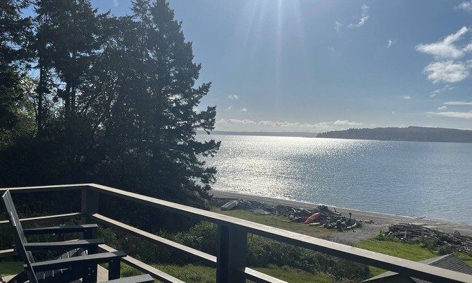 Greenbank Maison | Year Round Beachfront Escape. Mountain Views, Hot Tub, Dedicated Retreat Room