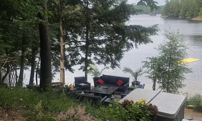 Lake of Bays Maison | Watersedge Lakehouse est à seulement 15 pieds du bord du lac des Baies.