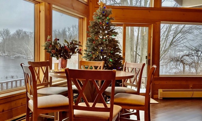 Tully Maison | Year Round Lake/Ski Home on Crooked Lake